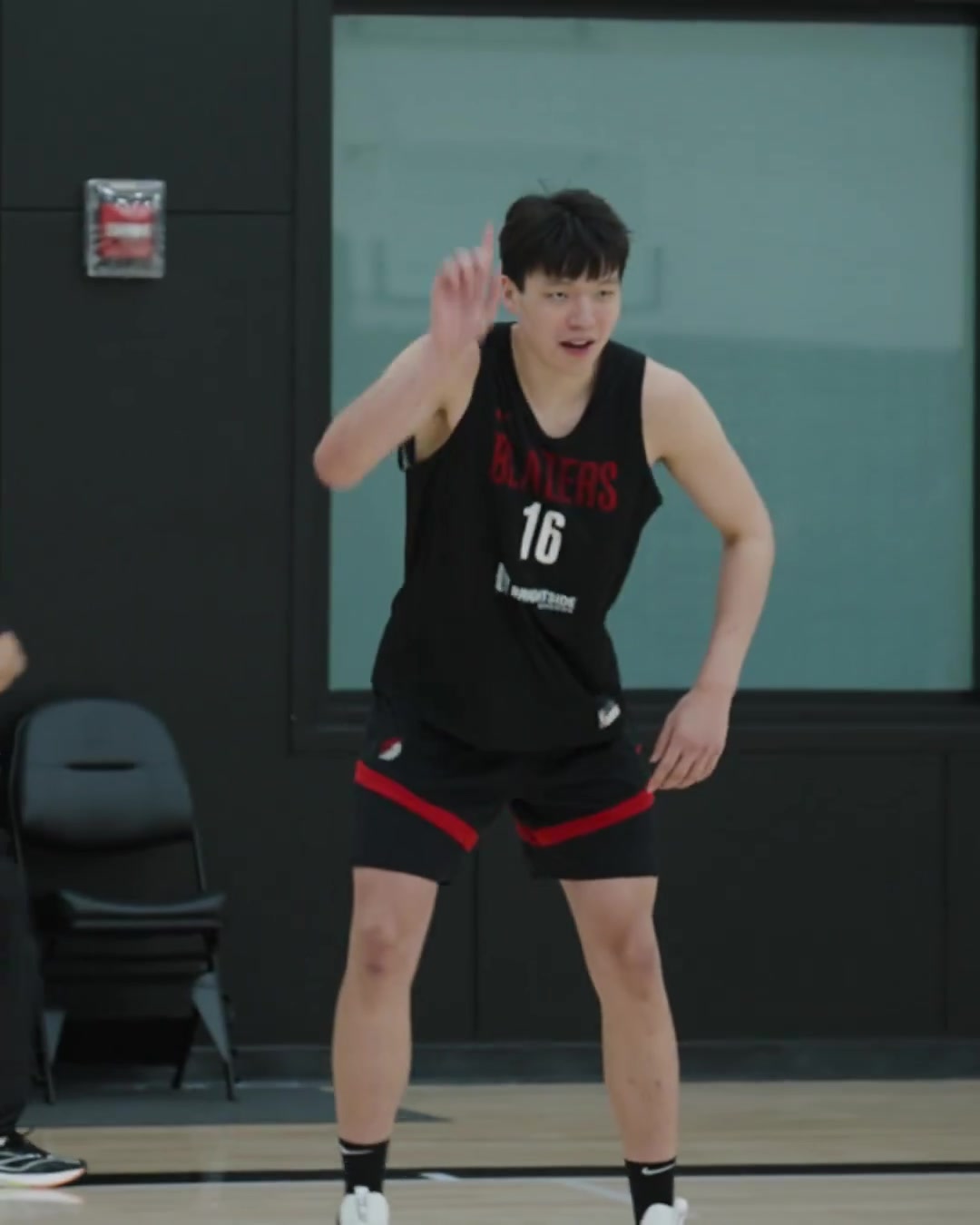 pg游戏官网登录入口-开拓者晒训练集锦：杨瀚森空接+劈扣来去自如 跟队友也相谈甚欢