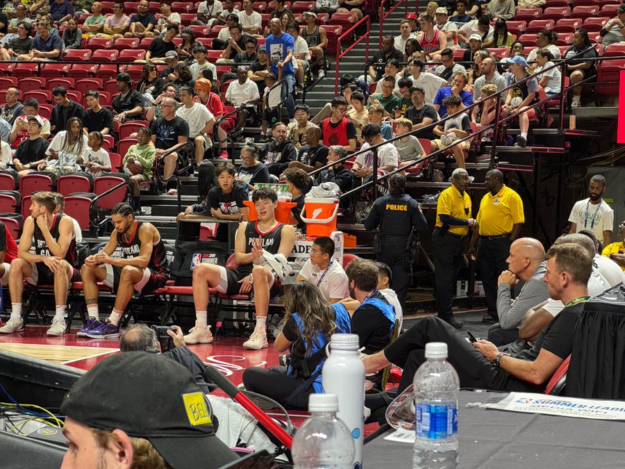 pg游戏官网登录入口-性格真好！队记晒照，杨瀚森配合记者们比✌️拍照