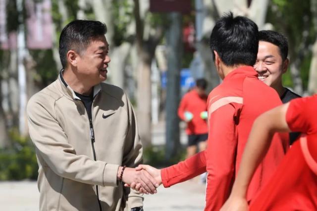 PG电子最新官网-金钟夫与河北队汇合：球队依然困难 希望各司其职